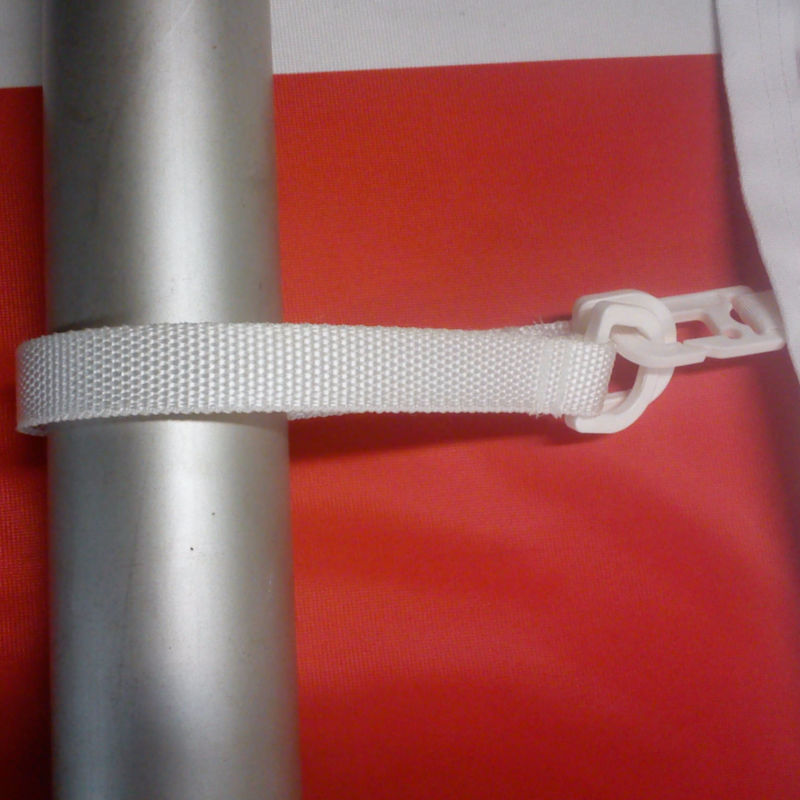 Obejma flagowa (tzw.krawat) służy do montażu flag do masztu.