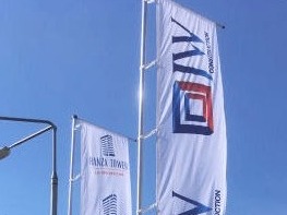 Maszt ekonomiczny osadzany w gruncie z windtrackerem.