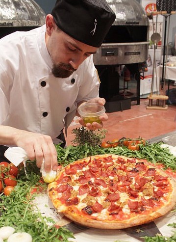 Pizzerie często stosują flagi reklamowe