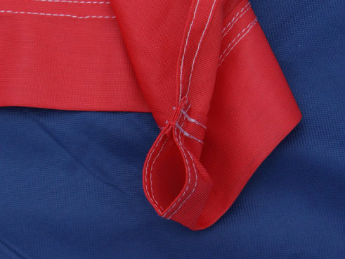 Tunel na górnej krawędzi flagi do wsunięcia poprzeczki (windtrackera).