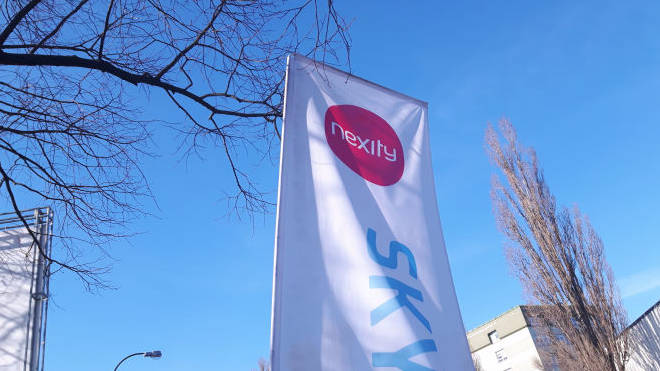 Winder Prostokątny posiada maszt wygięty pod kontrm prostym.